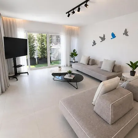 Paoli Penthouse By Ezoria Appartement Limasol